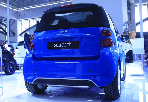 Benz smart bil på displayen i en bil försäljning butiken, tangshan, Kina — Stockfoto