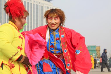 İnsanlar renkli kıyafetler giyer, Yanko dans gösterileri yapar.