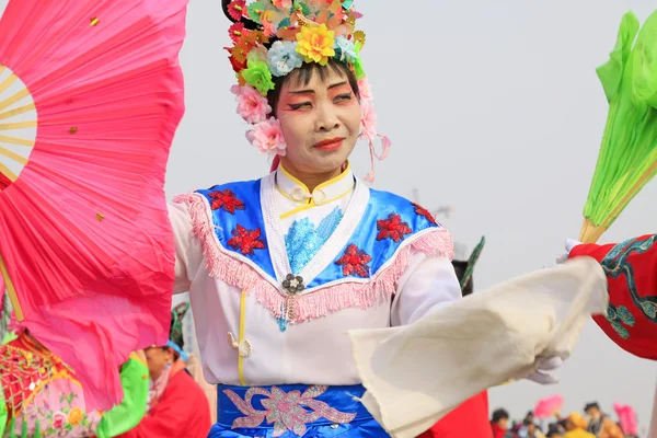 As pessoas usam roupas coloridas, performances de dança yangko no s — Fotografia de Stock