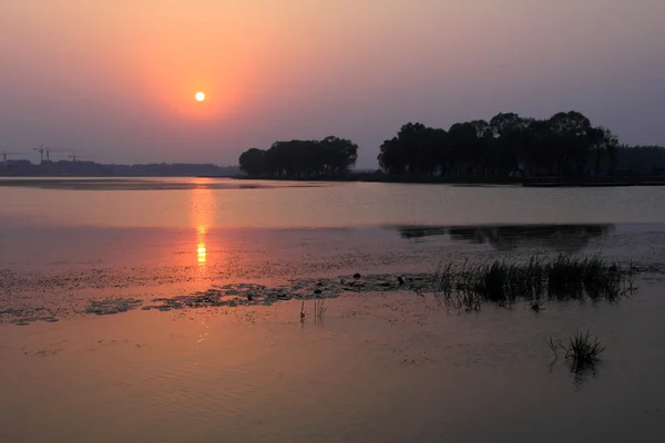 Paysage fluvial en soirée — Photo