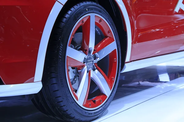 Car wheels in a car sales shop — Stock Photo, Image