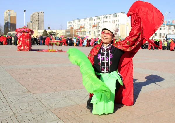 La gente usa ropa colorida, actuaciones de danza yangko en el s — Foto de Stock