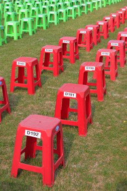 bir park Meydanı'nda plastik tabure