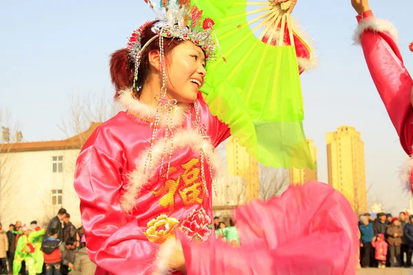 La gente usa ropa colorida, actuaciones de danza yangko en el s — Foto de Stock