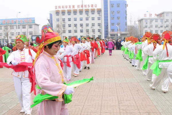 People wear colorful clothes, yangko dance performances in the s — Stock Photo, Image