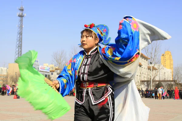 Mensen dragen kleurrijke kleren, yangko dansvoorstellingen in de s — Stockfoto