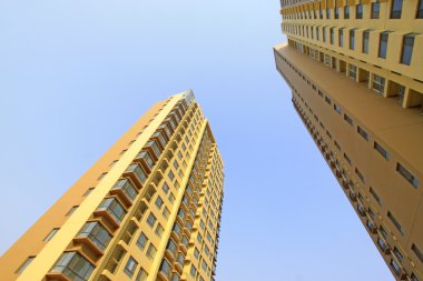 Mavi gökyüzü arka planda bina yeni gelişme