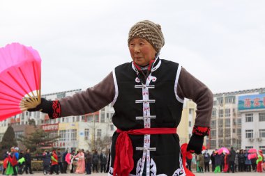 İnsanlar renkli kıyafetler giyer, Yanko dans gösterileri yapar.
