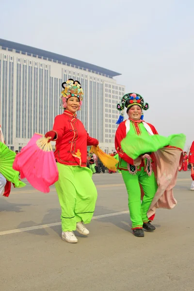 Menschen tragen bunte Kleidung, Yangko-Tanzaufführungen in den s — Stockfoto