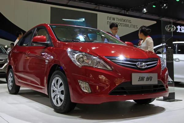 Carros elegantes clássicos em exposição em TangShan, China — Fotografia de Stock