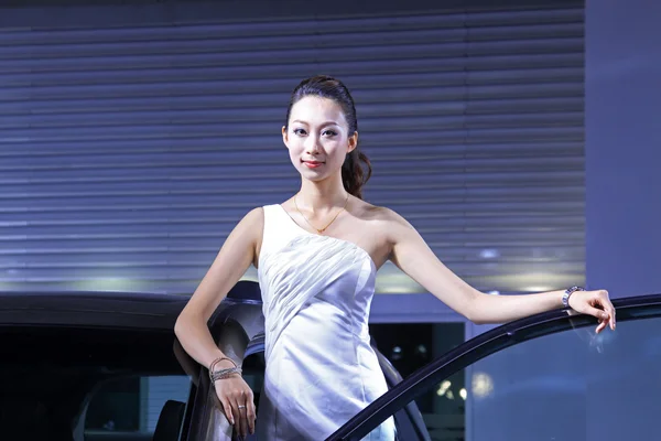 Vacker kvinnlig modell i en bil utställning, Kina — Stockfoto