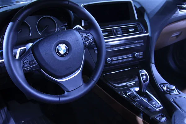 Silnik BMW koła kierownicy w sklep sprzedaży samochodu Zdjęcie Stockowe
