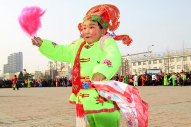 İnsanlar renkli kıyafetler giyer, Yanko dans gösterileri yapar.