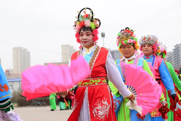 People wear colorful clothes, yangko dance performances in the s — Stock Photo, Image