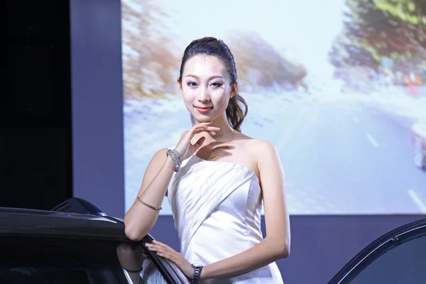 Schönes weibliches Modell in einer Autoausstellung, China — Stockfoto