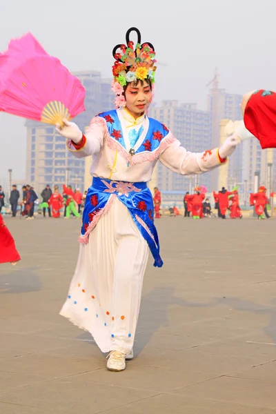 People wear colorful clothes, yangko dance performances in the s — Stock Photo, Image