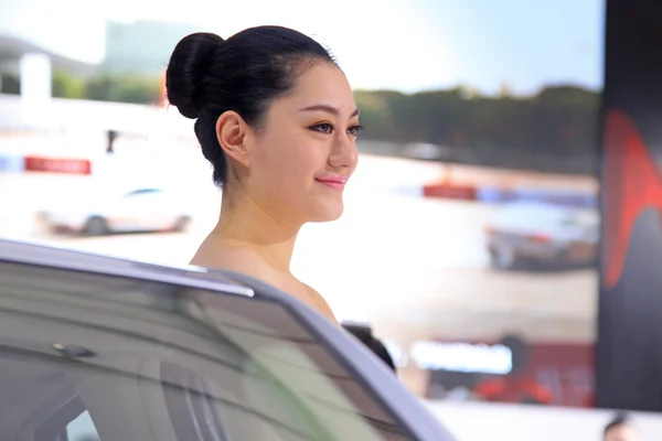 Mooie automodel in een auto-tentoonstelling, china — Stockfoto