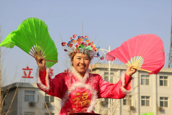Lidé nosí barevné oblečení, jangko taneční vystoupení v s — Stock fotografie