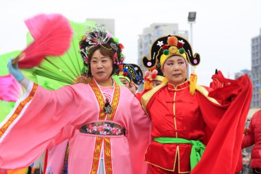 İnsanlar renkli kıyafetler giyer, Yanko dans gösterileri yapar.