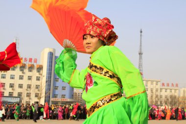 İnsanlar renkli kıyafetler giyer, Yanko dans gösterileri yapar.