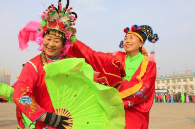 İnsanlar renkli kıyafetler giyer, Yanko dans gösterileri yapar.