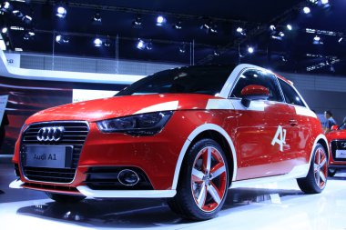 Kırmızı audi a1 sedan araba satış reyonu, tangshan, çene sergilenen