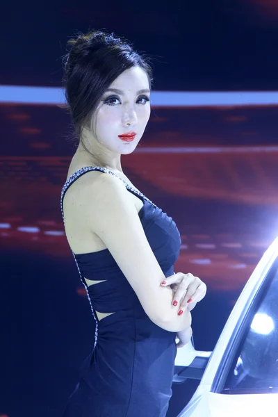 Hermosa modelo femenina en una exposición de automóviles, China — Foto de Stock
