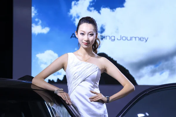 Mooie vrouwelijke model in een auto-tentoonstelling, china — Stockfoto