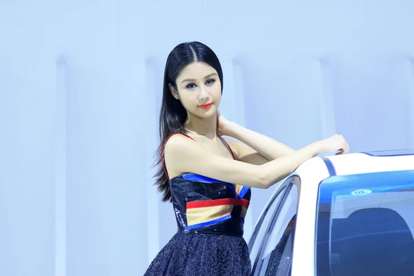 Modelo feminino bonito em uma exposição de carro, China — Fotografia de Stock