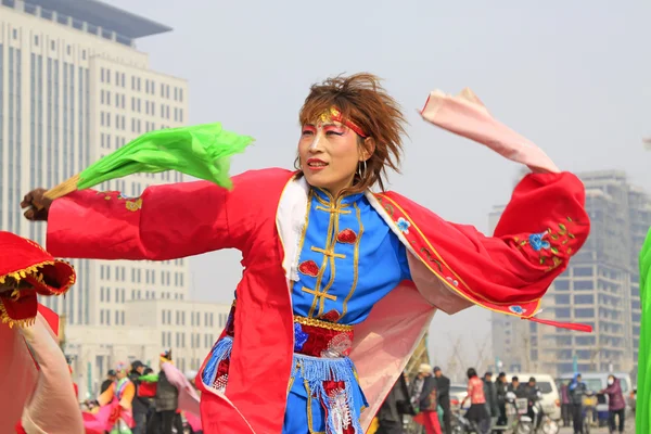 Mensen dragen kleurrijke kleren, yangko dansvoorstellingen in de s — Stockfoto