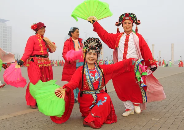 People wear colorful clothes, yangko dance performances in the s — Stock Photo, Image