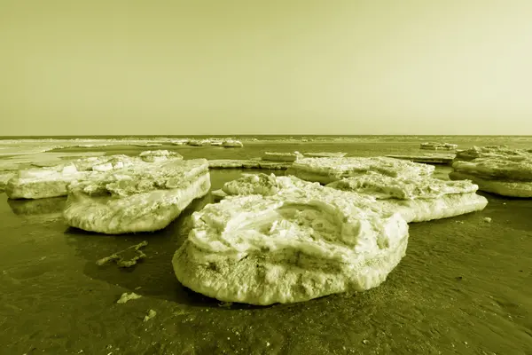 해안 잔여 얼음 자연 풍경 — 스톡 사진