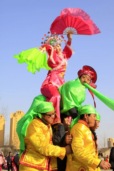 Les gens portent des vêtements colorés, spectacle de variété de danse yangko dans le s — Photo
