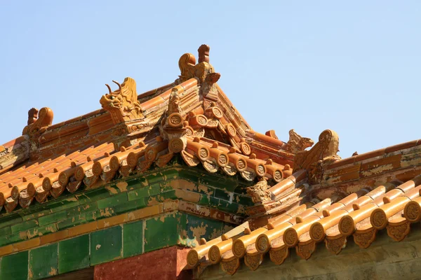 Toit de tuiles vitrées fantaisie dans les tombes royales de l'Est de la ville de Qing Dy — Photo