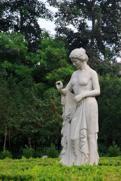 Lady nude stone sculpture in the Stone Door park, Shijiazhuang, — Stock Photo, Image