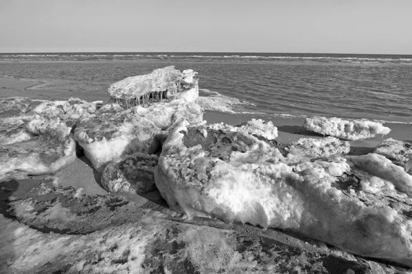 Coast fennmaradó jég természetes táj — Stock Fotó