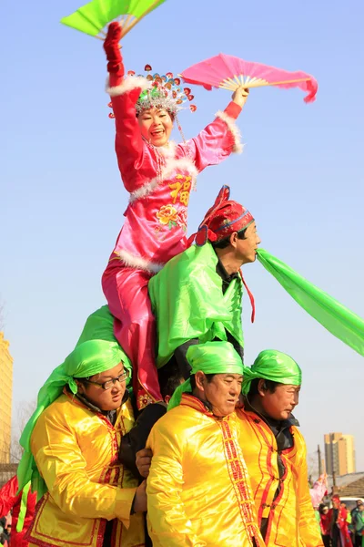 Menschen tragen bunte Kleidung, Yangko-Tanz Varieté-Show in den s — Stockfoto