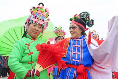 İnsanlar renkli kıyafetler giyer, Yanko dans gösterileri yapar.