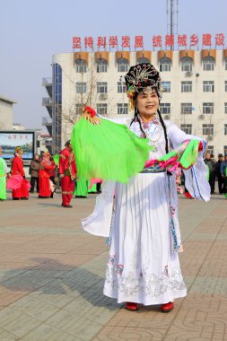 İnsanlar renkli kıyafetler giyer, Yanko dans gösterileri yapar.