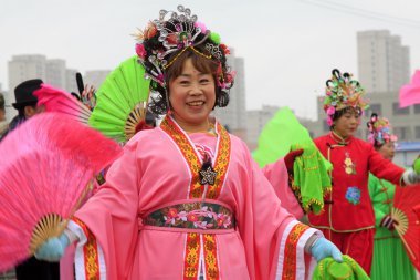 İnsanlar renkli kıyafetler giyer, Yanko dans gösterileri yapar.