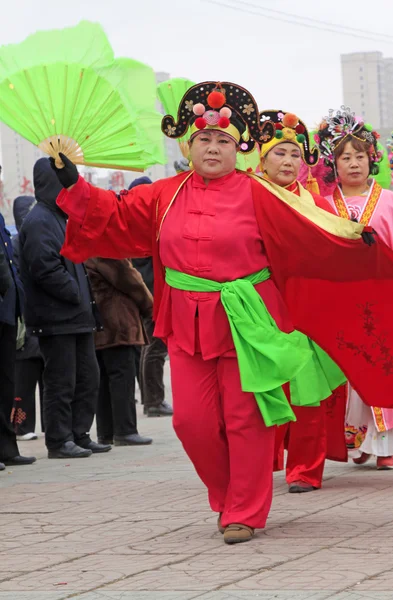 People wear colorful clothes, yangko dance performances in the s — Stock Photo, Image