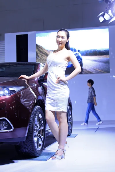 Luxusní automobily a krásná modelka na displeji v tangshan, c — Stock fotografie