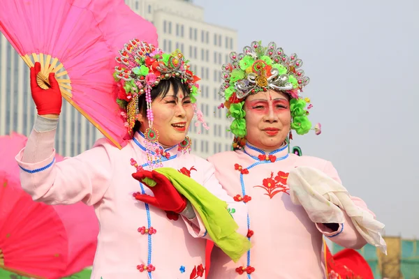 People wear colorful clothes, yangko dance performances in the s — Stock Photo, Image