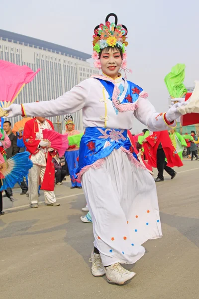 Les gens portent des vêtements colorés, spectacles de danse yangko dans le s — Photo