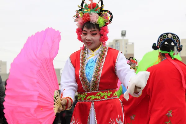 Menschen tragen bunte Kleidung, Yangko-Tanzaufführungen in den s — Stockfoto