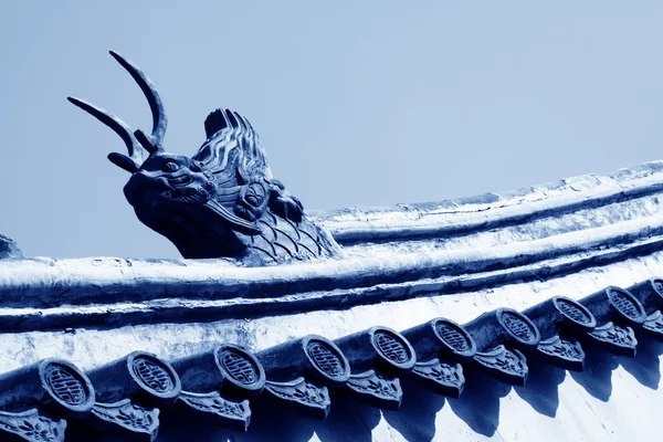 Scultura di bestie nella gronda in un tempio, Cina — Foto Stock