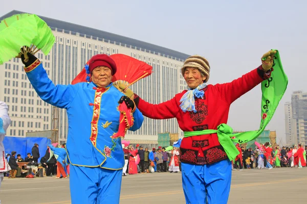 Люди носять барвистий одяг, танцювальні виступи Янко в — стокове фото