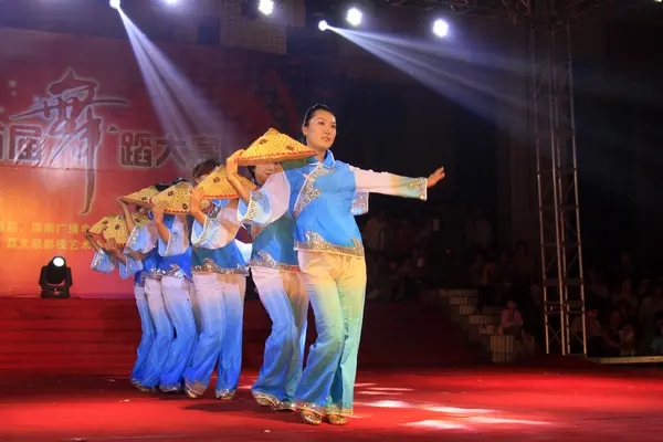 Dance performance on the stage — Stock Photo, Image