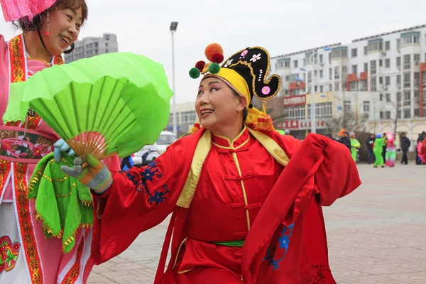 Lidé nosí barevné oblečení, jangko taneční vystoupení v s — Stock fotografie