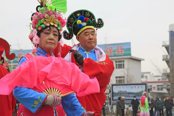 People wear colorful clothes, yangko dance performances in the s — Stock Photo, Image